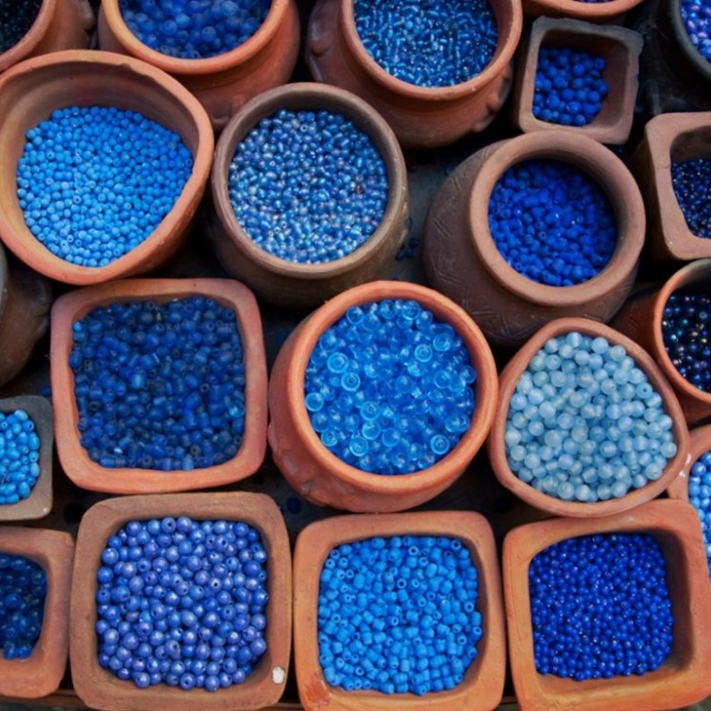 اللون الازرق يشفي العقل ويساعد على الاسترخاء كما يساهم على رفع الامال والاحلام