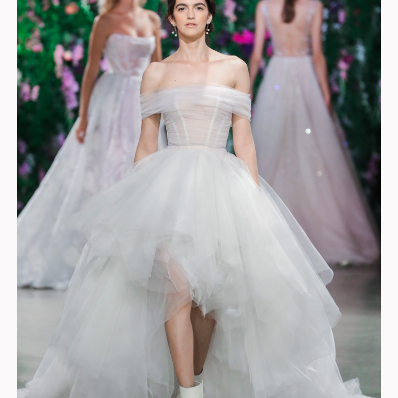 فستان زفاف مصمم بطريقة عصرية من التول من مجموعة غاليا لاهاف Galia Lahav لخريف 2018