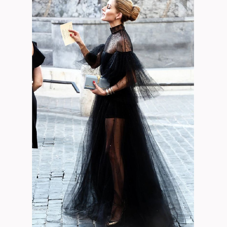 ستايل جذاب وعصري بلمسات ملونة مع تنورة التول السوداء.