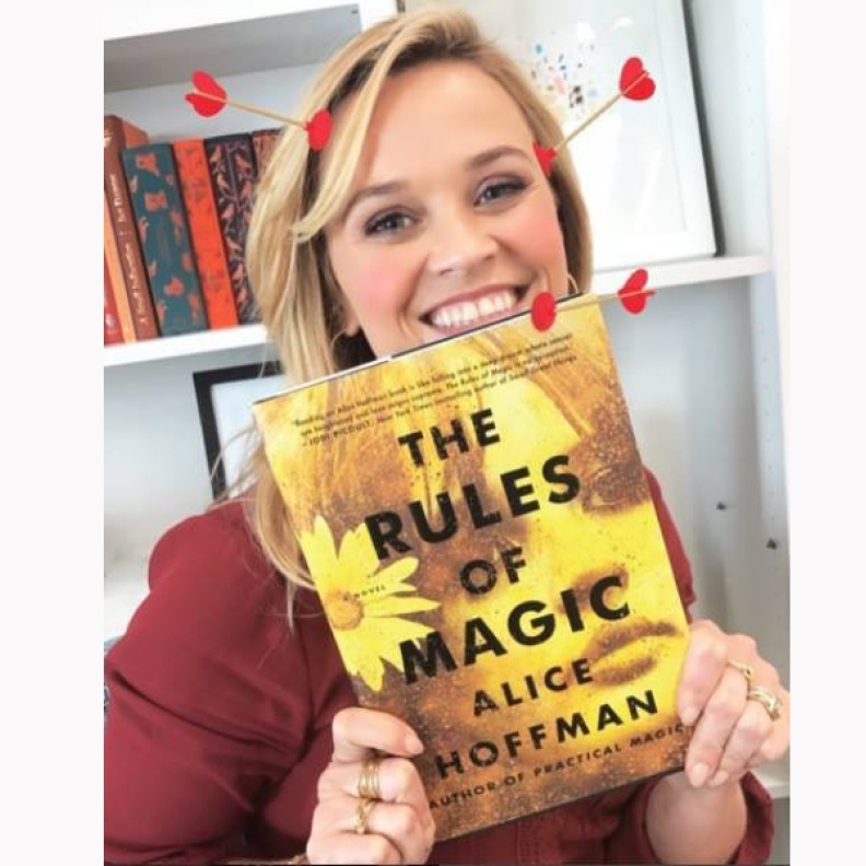 ريس ويذرسبون العاشقة للقراءة توصي متابعيها بكتاب عن قواعد السحر وقوة الحب!