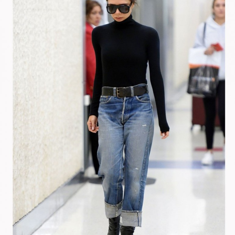 فيكتوريا بيكهام Victoria Beckhamترتدي بنطلون الجينز مع الكنزة السوداء