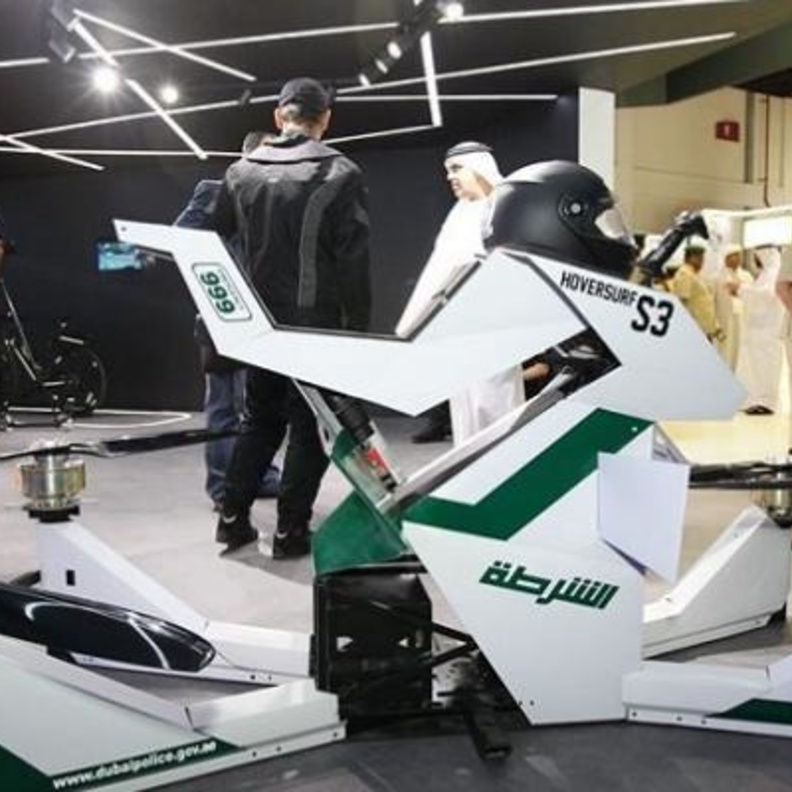 شرطة دبي تعرض في جيتكس دراجة طائرة