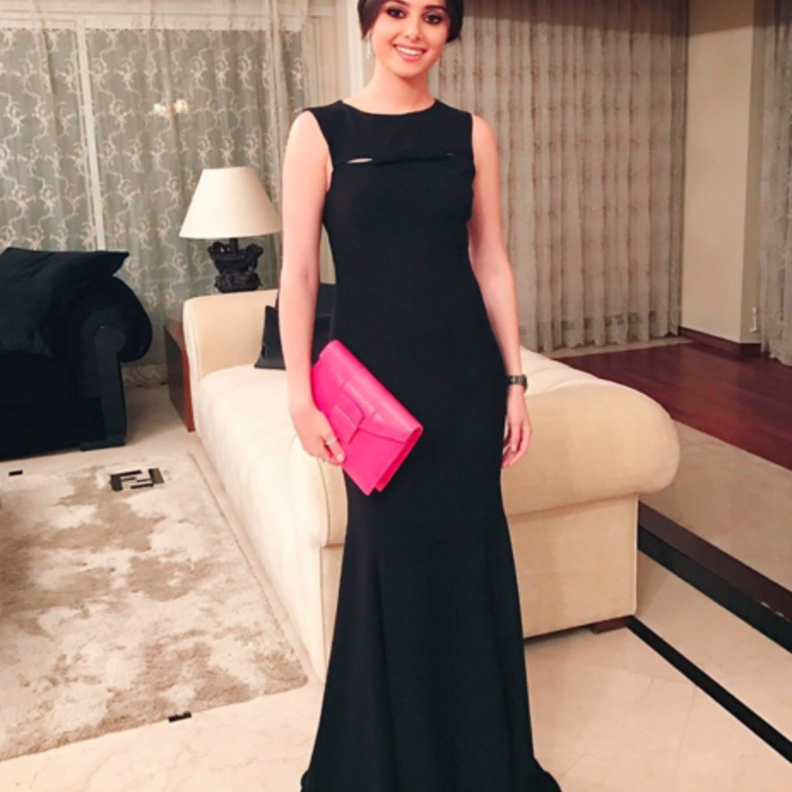 ماريتا الحلاني في فستان قصير مزين بالكشكش الناعم.