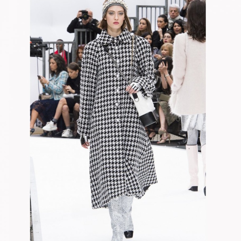 معاطف كارو مع الفرو والزخرفات الوردية من دار برادا Prada