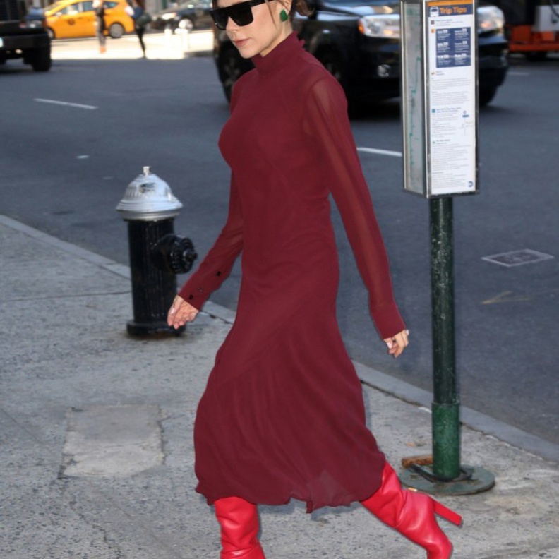 ميلانيا ترامب Melania Trump تختار معطف بيج مع الازرار السوداء من دار بربري Burberry