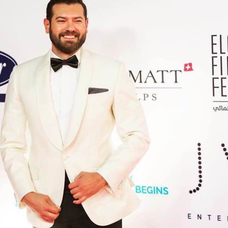 عمرو يوسف باطلالة قمّة في الأناقة والرقي ببدلة التوكسيدو البيضاء