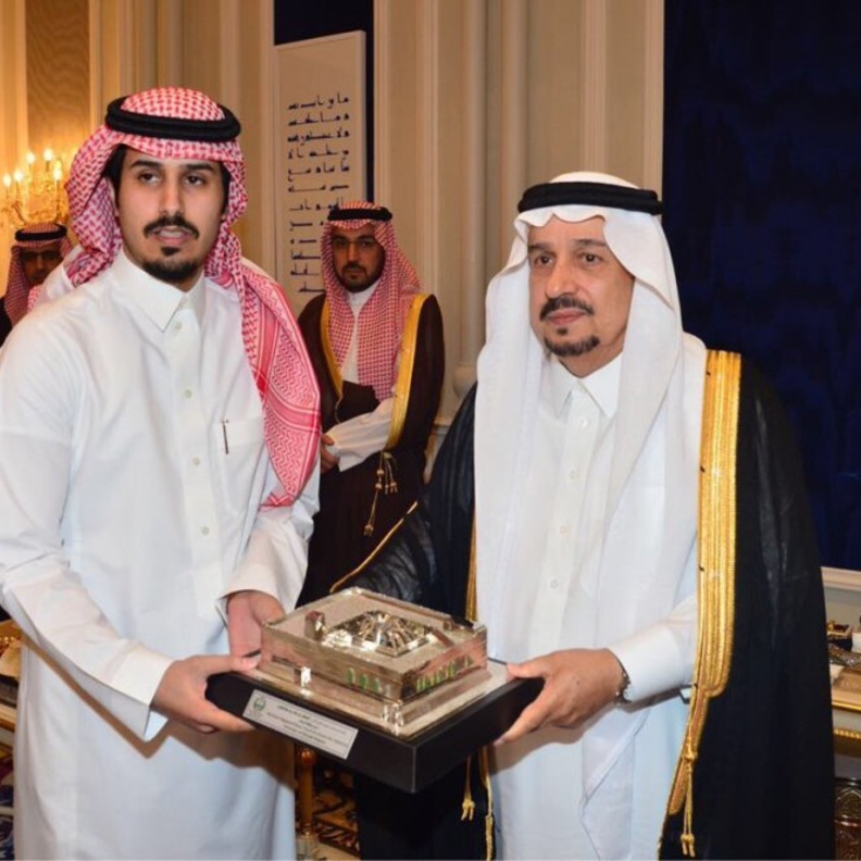 أمير الرياض فيصل بن بندر بن عبدالعزيز يكرم سلطان الدوسري