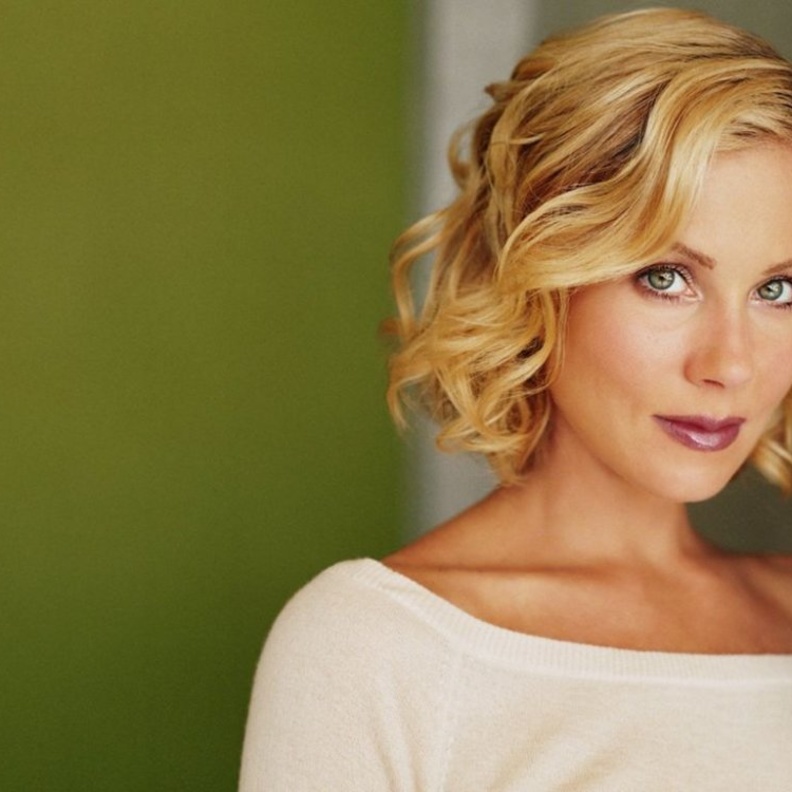 كريستينا ابلغيت ضمن نجمات حاربن سرطان الثدي