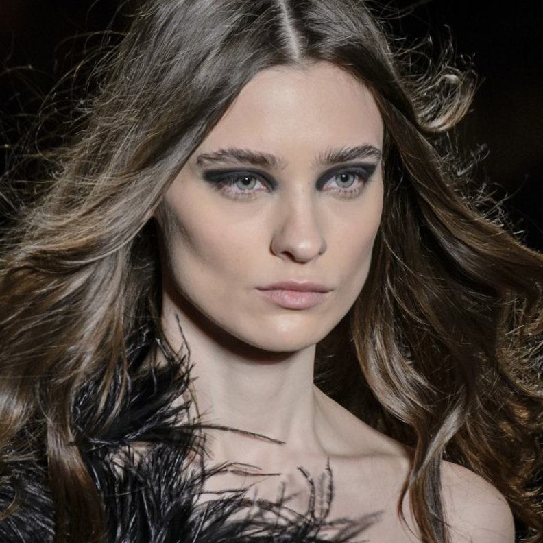 رسمات آيلاينر مع الخطوط المفتوحة على الجهتين العليا والسفلى بأسلوب دار مارني ‏Marni