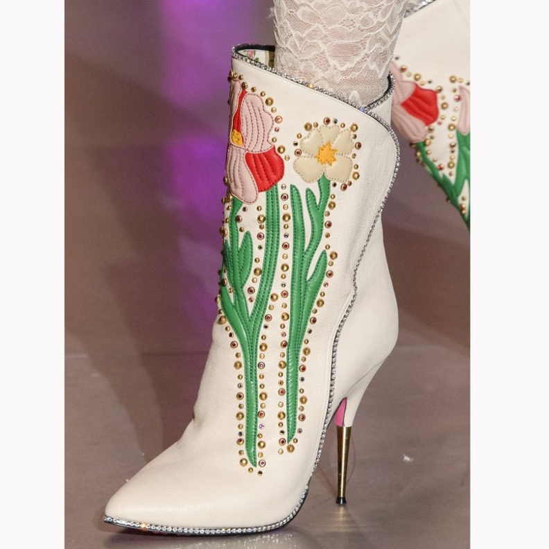 بوت مسطح مع طبعات الورد بأسلوب تصاميم ‏Desigual