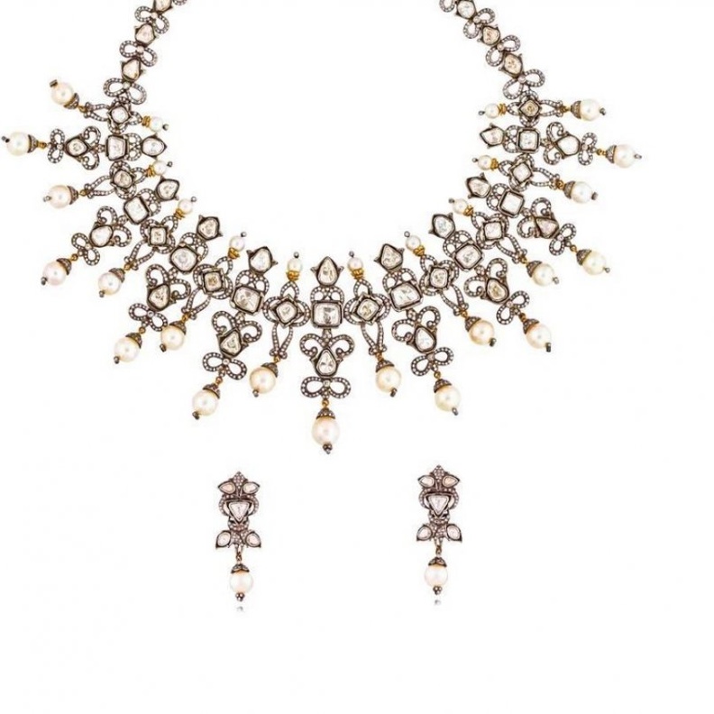 قلادة نيراف مودي