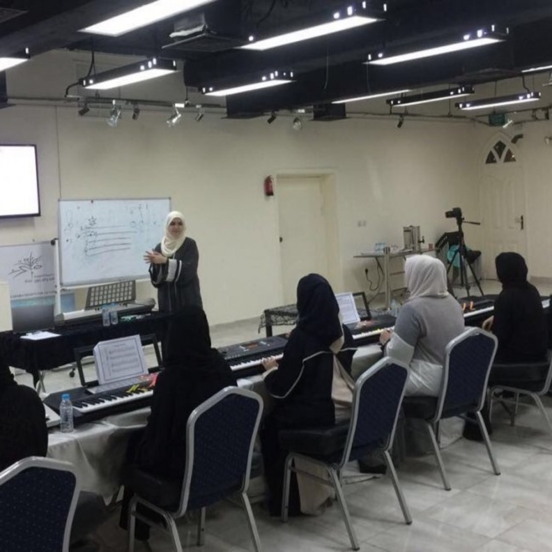 عشقت غلا الدوسري العزف على العود