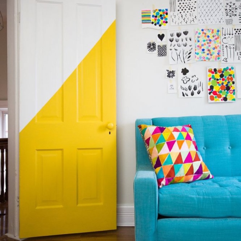 باب مودرن يتألق باللون الأحمر