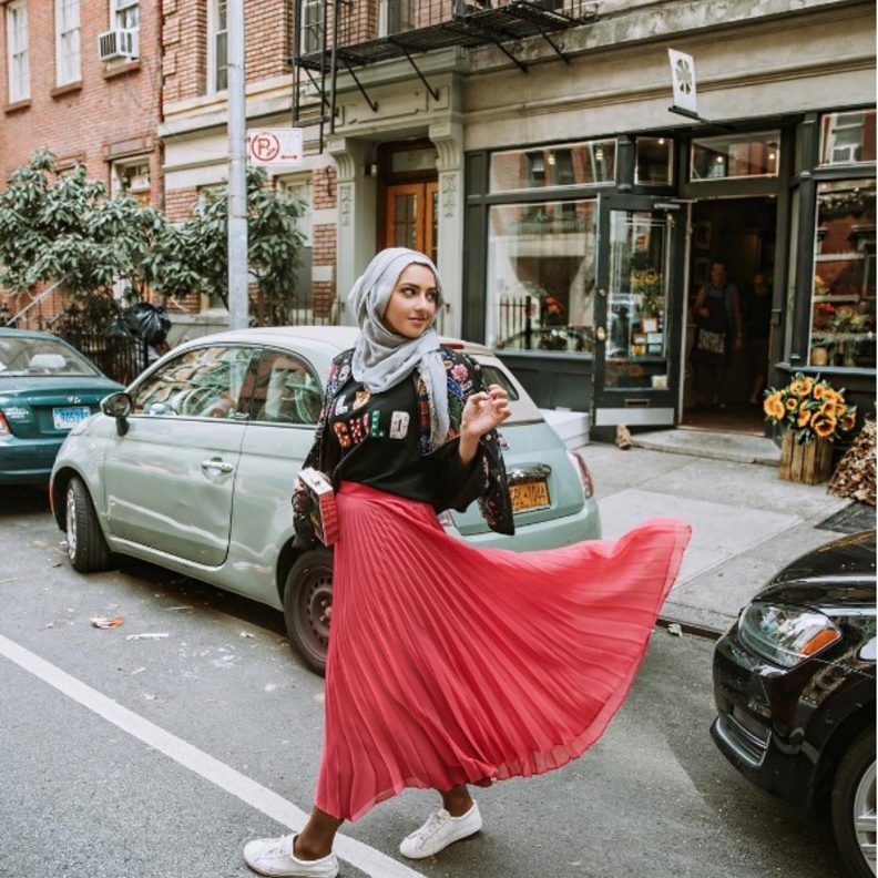 سمر البرشا بتنورة كسرات حمراء