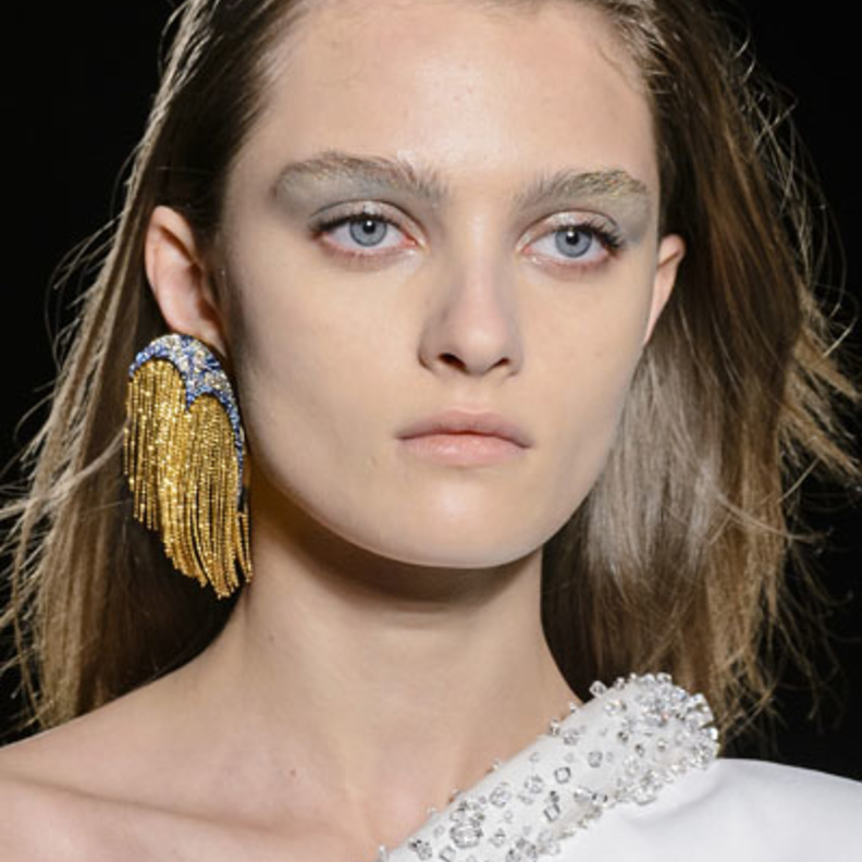 لمسة براقة في عرض Genny