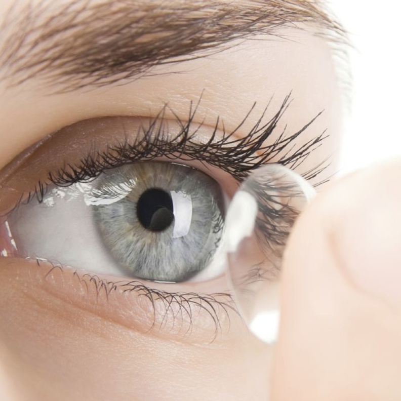 العدسات الاصقة تسبب احمرار العيون