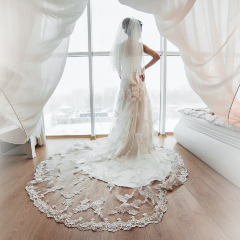 طرحة طويلة متناسبة مع فستان الزفاف