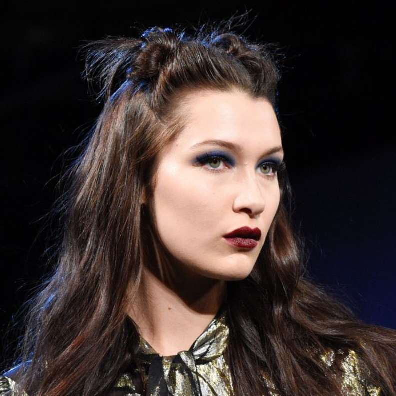 رفعة الشعر المصطحبة مع غرة بسيطة وناعمة