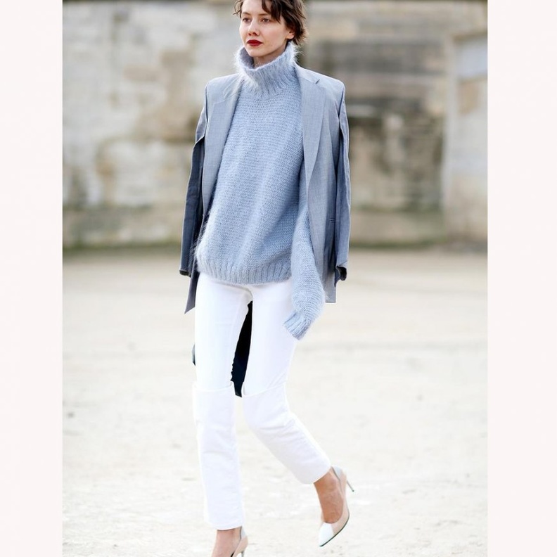 اعتمدي بلايز بياقة عالية بألوان حيوية ولافتة في فصل الشتاء