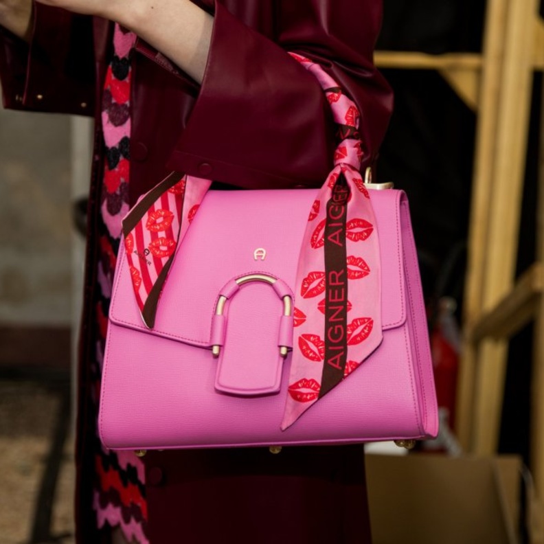 حقائب باللون الزهري لحملة التوعية بمرض السرطان من دار AIGNER