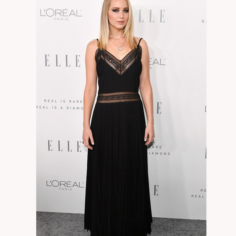 فستان سهرة باللون الاسود مع التول والتطريز من اختيار Jamie King