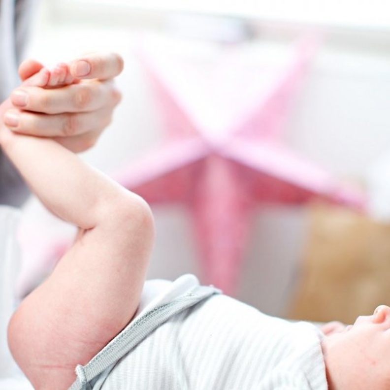 الإمتناع عن استخدام المناديل المبللة واستبدالها بالماء الدافئ والقطن الطبي