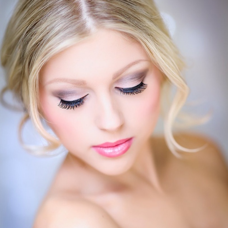 إستخدمي أحمر الشفاه باللون الوردي أو البنفسجي مع مكياج الوردي و الفضي