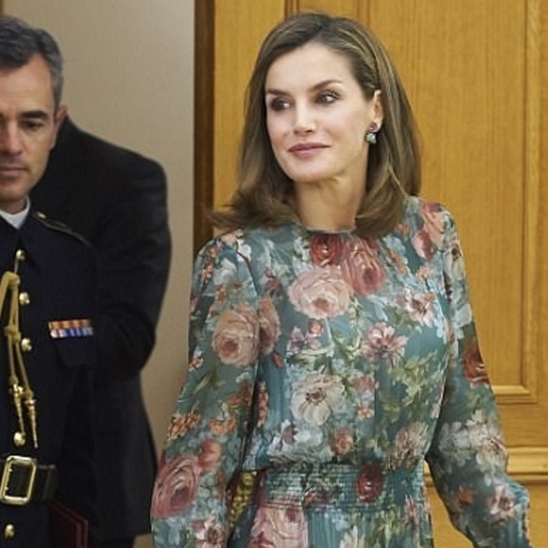 الملكة ليتيزيا بإطلالة زهرية أنيقة في قصر لازارزويلا