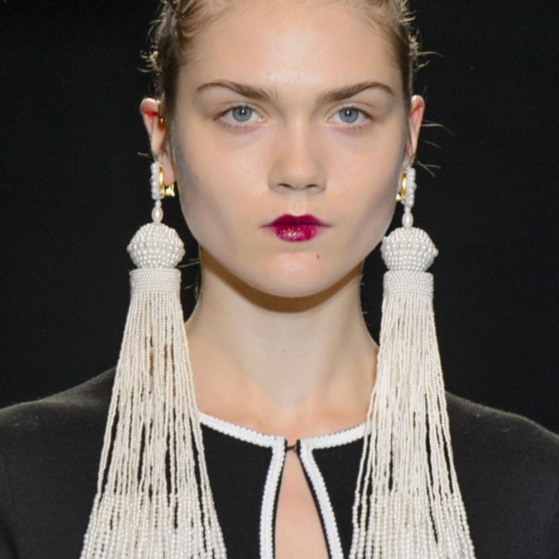 أقراط مميزة ودائرية من دار Acne