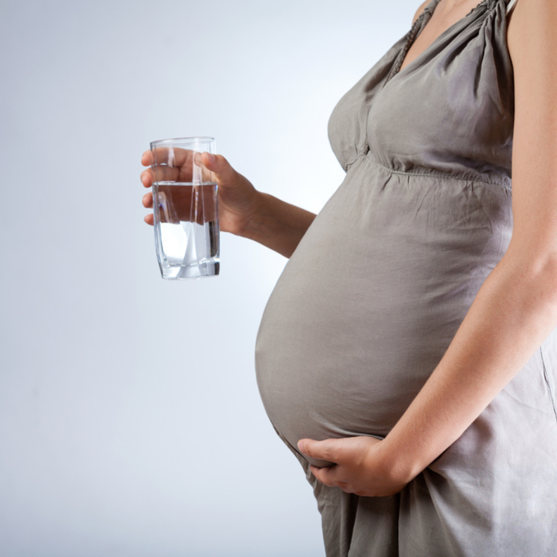 فوائد كثرة شرب الماء للحامل