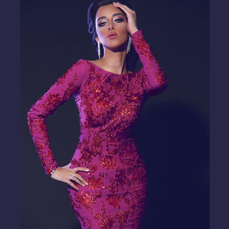 فستان سهرة باللون الزهري الفاقع اختارته بلقيس بقصّة الأكمام الكبيرة والرائجة