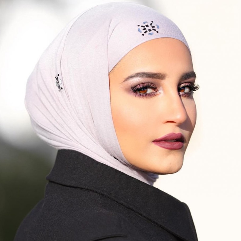 مكياج عيون مع الظلال النيلية البراقة