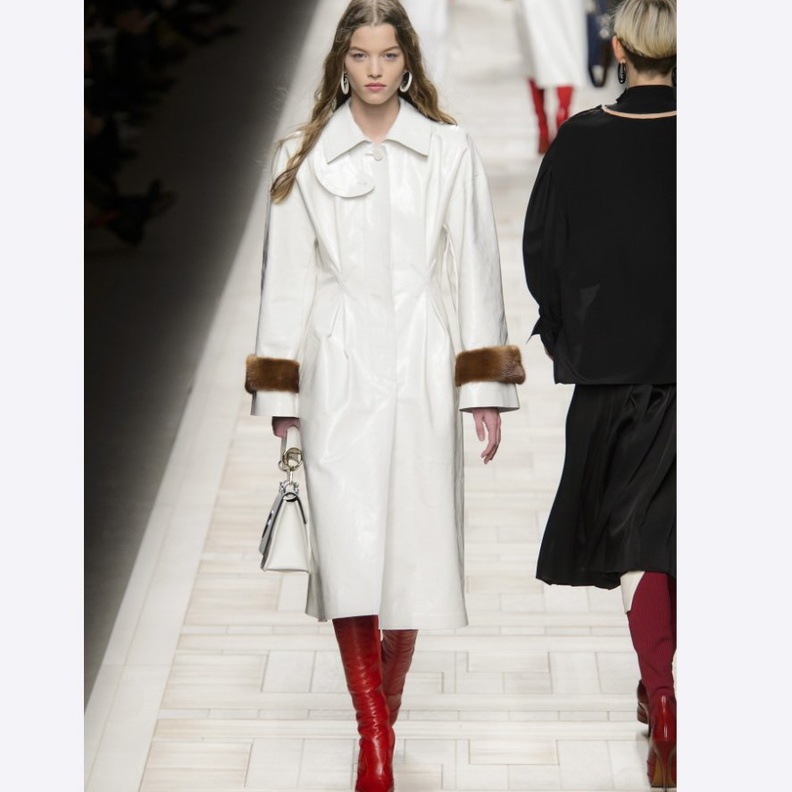 درجات مختلفة من اللون الأبيض مع البيج في تنسيق من اليكسس مابيي