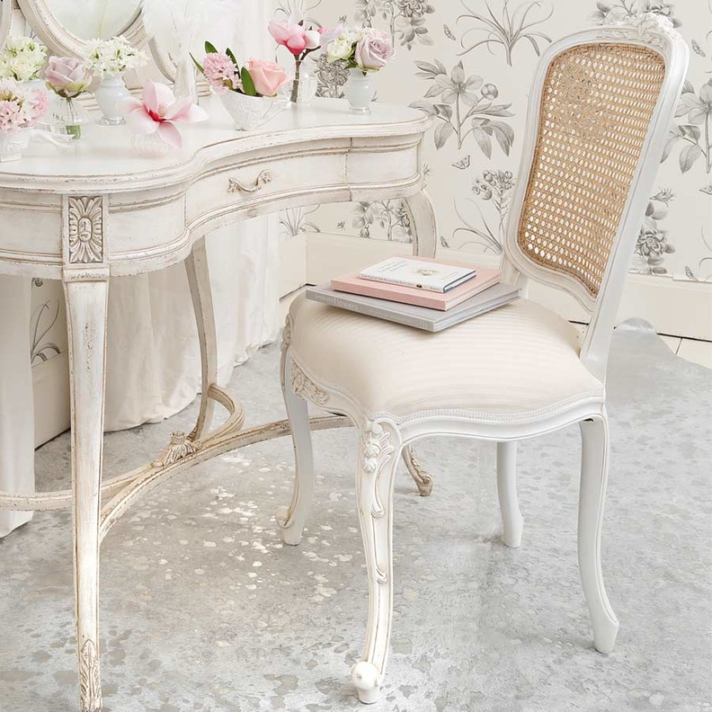 اللون الوردي مثالي لغرف النوم الرومانسية