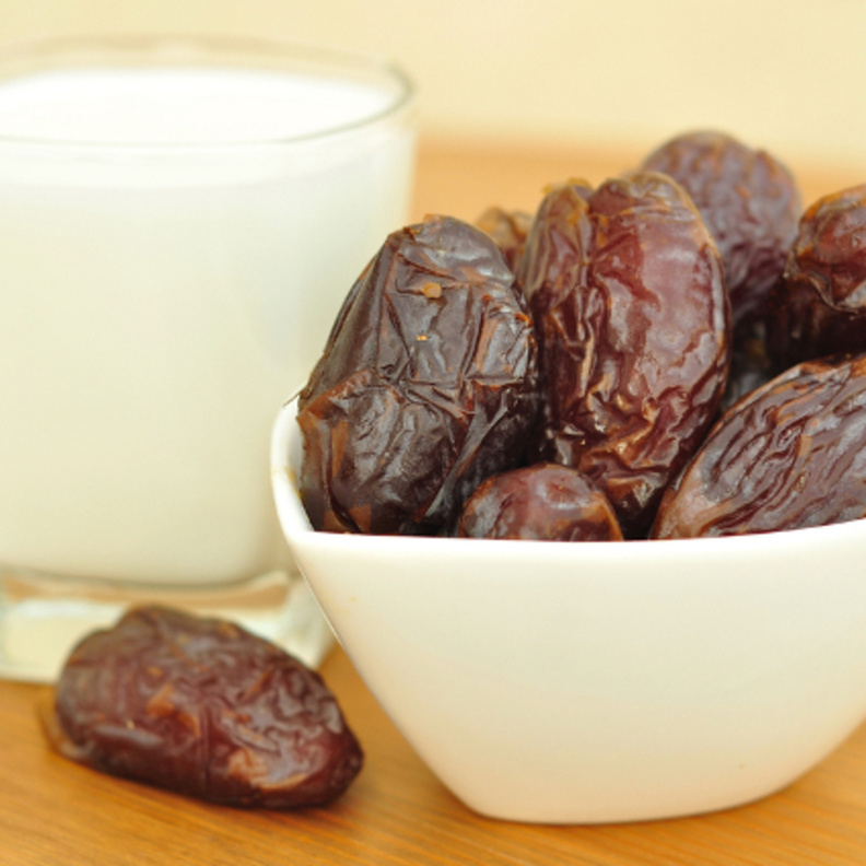 رجيم التمر واللبن يفتقر السعرات الحرارية التي تمد الجسم بالطاقة