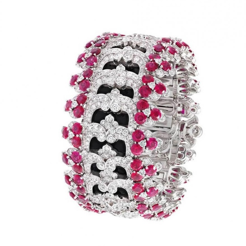 قلادة فان كليف آند أربلز من الياقوت.