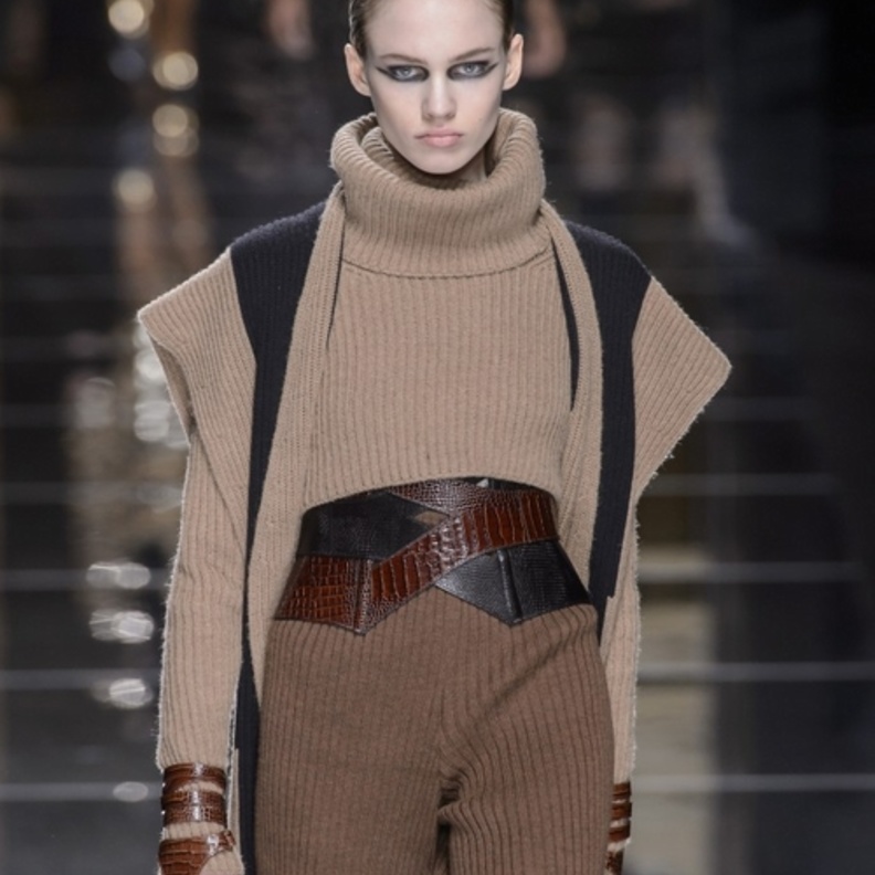 من بالينسياغا رقيّ وكلاسيكية بلون ترابي فاتح