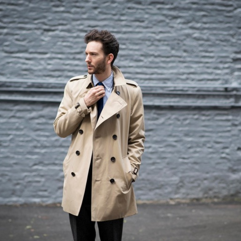 في اطلالاتك الأنيقة نسّق معاطف الترينشكوت مع البدلات بالقصّات الراقية