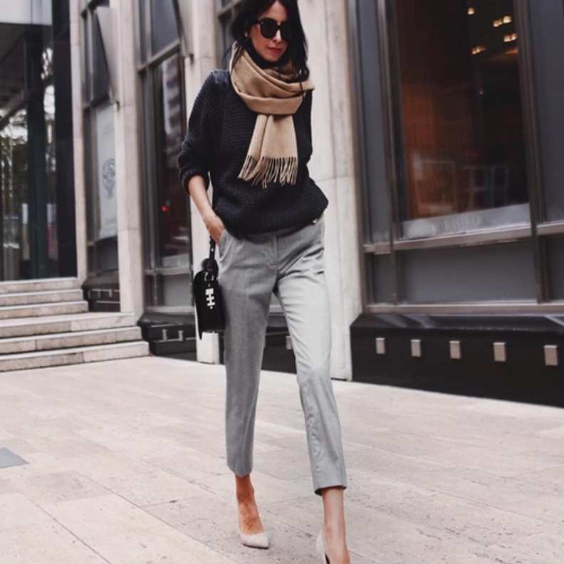 اطلالات شبابية لافتة تضمنينها مع تصاميم البناطيل القصيرة