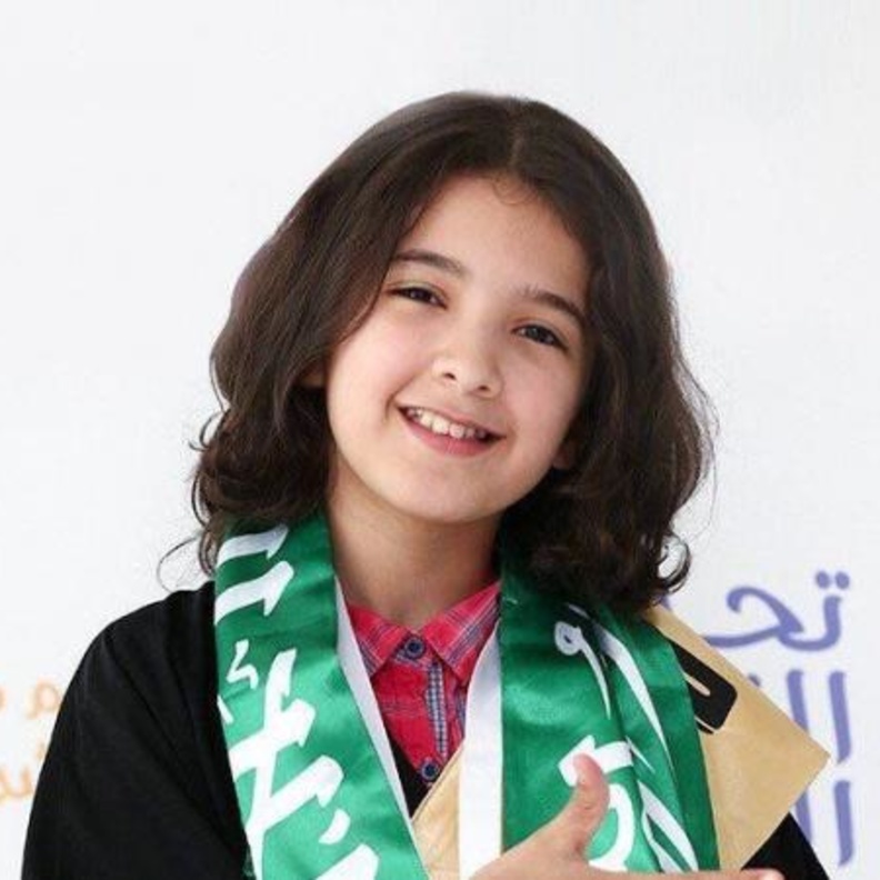 جانب من استقبال الطالبة شذا في المطار