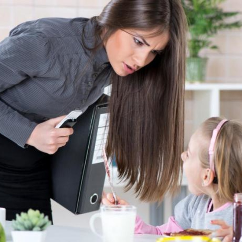 كيف تسيطر الام على غضبها امام الاطفال