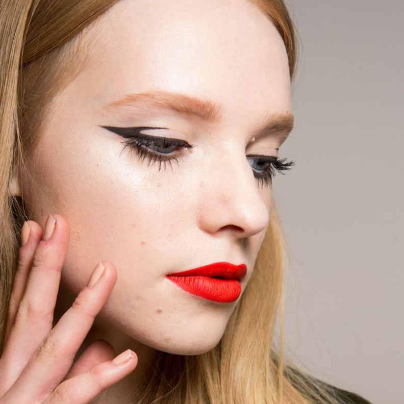 تكبير حجم العين بالكحل السائل