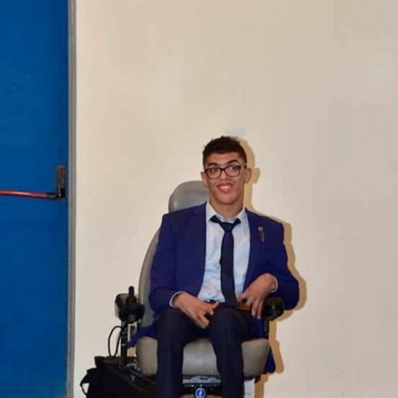 مصاب بالشلل الرباعي يؤلف رواية كتبها بأنفه