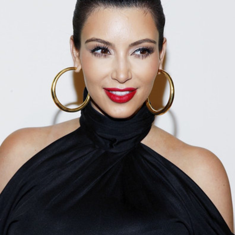 كيم كارداشيان ترتدي عقد لافت من الذهب.