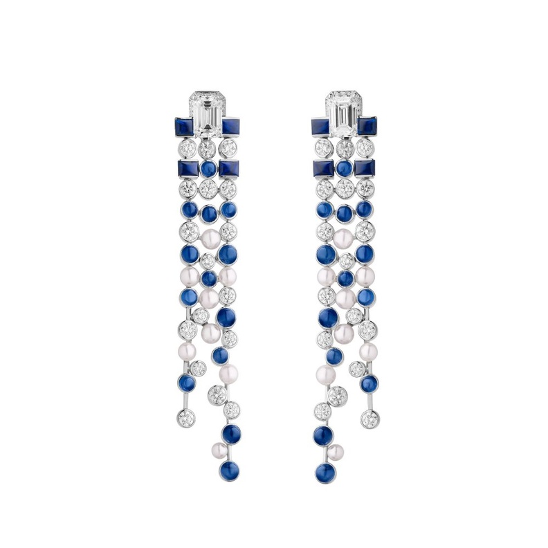 قلادة فان كليف آند أبلز من الياقوت واللؤلؤ والزمرد.