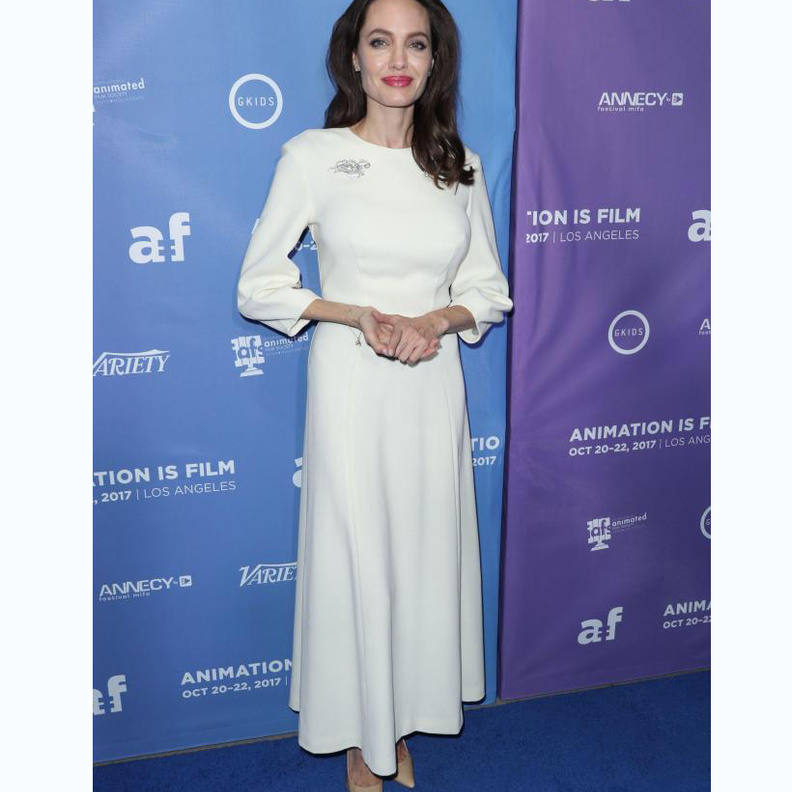 اطلالة ناعمة بأنجيلينا جولي اعتمدت فيها تنورة عسلية مع قميص باللون الأبيض