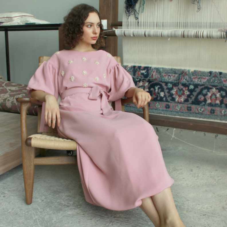 عباية وردية بالكشكش من حصة الفلاسي