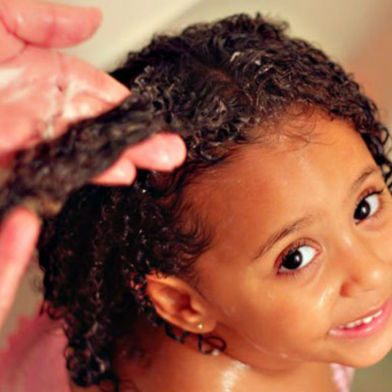 خلطات لتنعيم شعر الاطفال الخشن