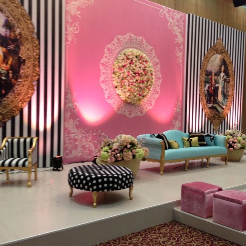 كوشة مزينة بالكريستال والورود.