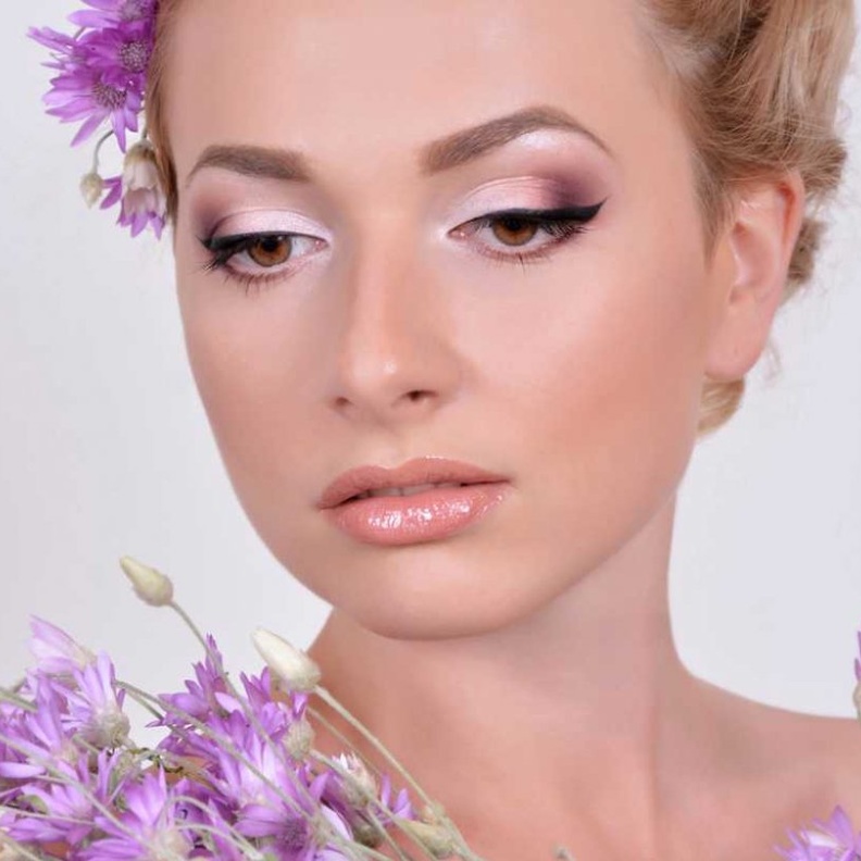 اختاري ظلال العيون الفاتحة و الداكنة لماكياج اللون البنفسجي